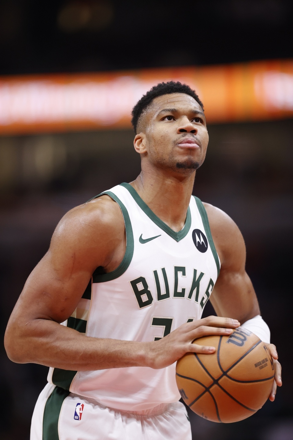 法甲争冠黑马2-1南特，豪取5连胜领跑，领先巴黎圣日耳曼4分（法甲黑马2-1力克南特，豪取五连胜登顶，领先巴黎圣日耳曼4分）