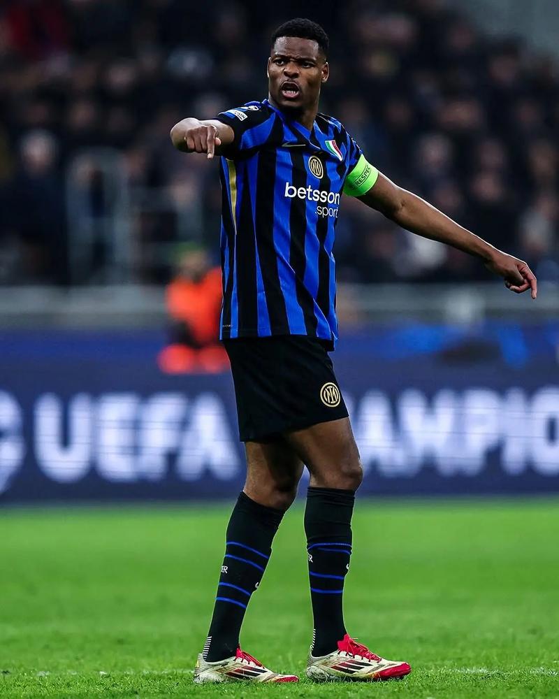 德甲官博祝贺邵佳一：期待邵佳一带领中国国家队走向更高舞台（德甲官博向邵佳一致贺：期待他率国足迈向更高舞台）