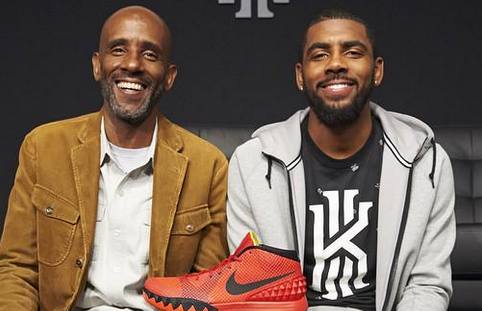 莱奥：我正在学习踢中锋，球队在场内场外都在帮助我（莱奥：正学习胜任中锋，球队场上场下都在帮我）