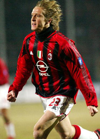 辽超总决赛：大连队4-0本溪队夺冠，王宏有、王跃皓分别双响（辽超总决赛大连4-0完胜本溪捧杯 王宏有与王跃皓各梅开二度）