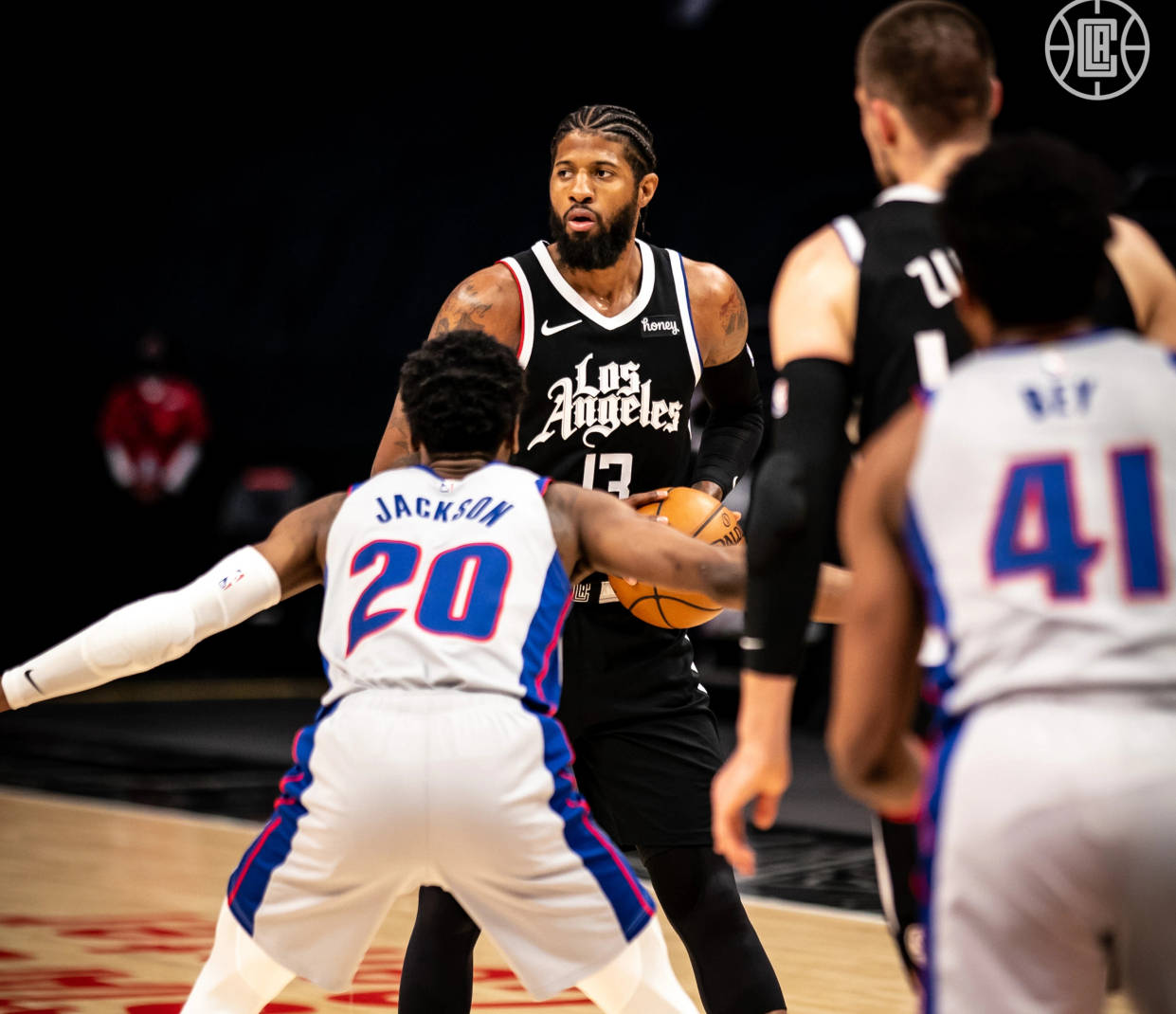 卖奖杯、卖主力、等收购，破产后的球队何去何从（破产清算：卖杯甩将盼接盘，球队未来路在何方）