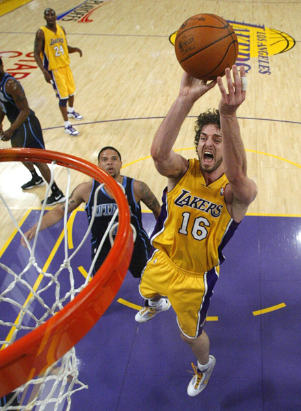 大罗与阿尔卡拉斯切磋网球，还赠送其签名巴西球衣（大罗携手阿尔卡拉斯网球过招，现场赠送签名巴西队球衣）