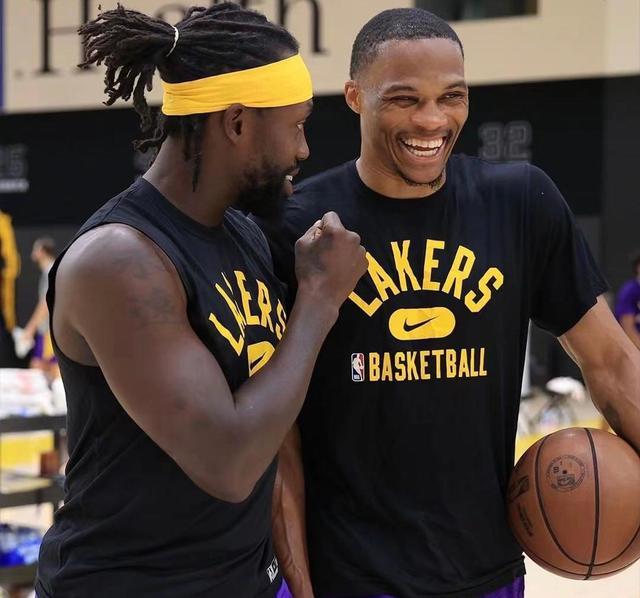 西媒：欧洲没球队愿满足维尼修斯薪资要求，和沙特没正式协议（西媒：欧洲俱乐部无人愿匹配维尼修斯薪水，尚未与沙特达成正式协议）