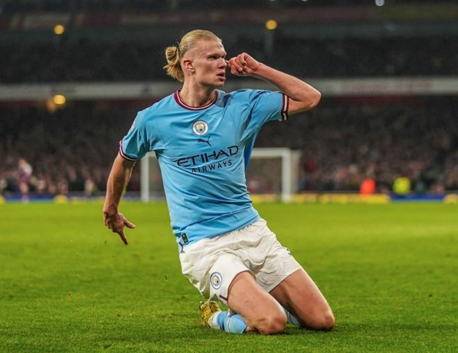 球迷怒喷后蹇韬回应：输球又怎么样？随后被韦世豪、甘超拦下（遭球迷怒斥，蹇韬回怼：输球又如何？韦世豪、甘超上前劝阻）