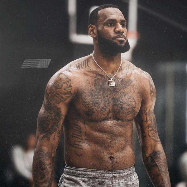 传闻：枪手、蓝军、红军、曼联和拜仁与卡马文加联系在一起（曝卡马文加成豪门目标：枪手、蓝军、红军、曼联与拜仁均被传有意）