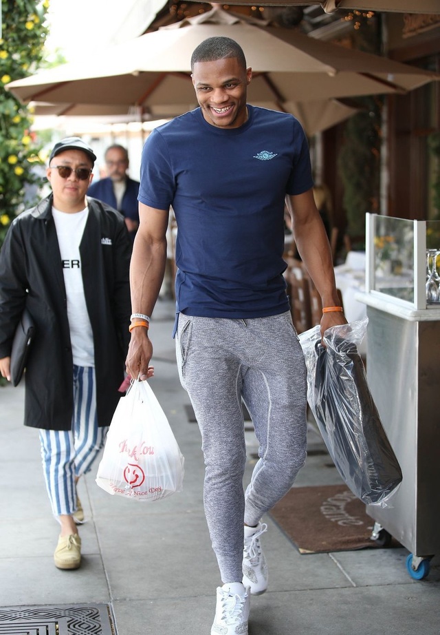 奥尼尔：东契奇没速度没爆发力但总能把对手打爆，我不懂（奥尼尔直言困惑：东契奇速度与爆发力都不占优，却总能击溃对手）