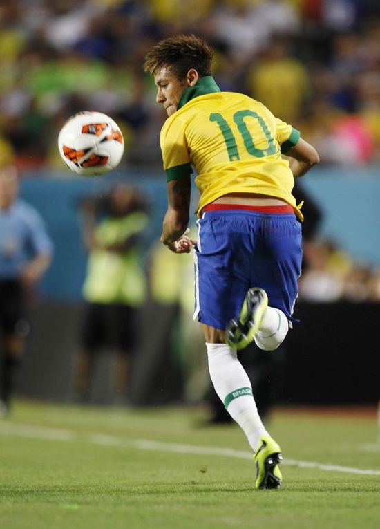 小法：不认为差距有那么大，有国米那种前锋你总会更接近胜利（小法：差距并不悬殊，若配备国米那样的前锋，胜利会更近）