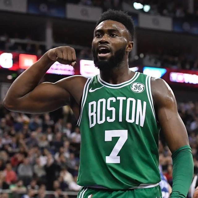 挑起大梁！卡斯尔狂轰30+10+6，得分创赛季新高（火力全开！卡斯尔30+10+6大爆发，单场得分刷新个人赛季新高）