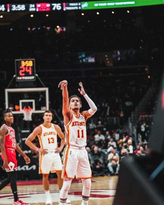 世体：对阵法鹰巴萨共有502人转卖门票，包括11名季票持有者（世体：巴萨战法鹰，502名球迷转售门票，其中11人为季票持有者）